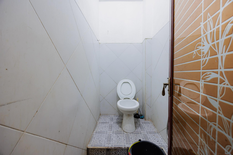 Bathroom 4, Soka Asri Guest House near Bali Zoo RedPartner, Badung