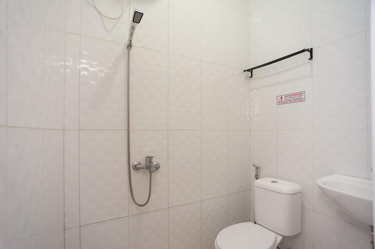 Bathroom 4, Urbanview Hotel Bong Gajah Lampung, Bandar Lampung