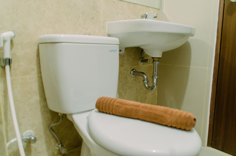 Bathroom 2, Elegant And Comfy 2Br Transpark Bintaro Apartment, South Tangerang
