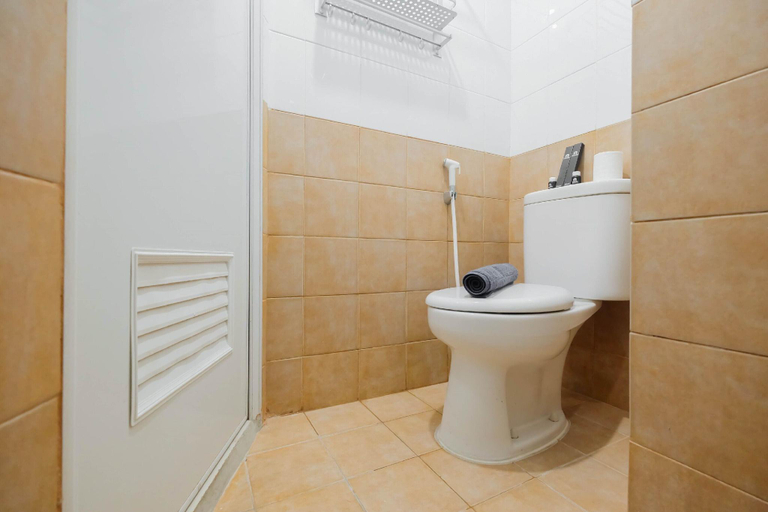 Bathroom 3, Modern Studio Apartment 27th on Top of Green Pramuka Mall, Central Jakarta