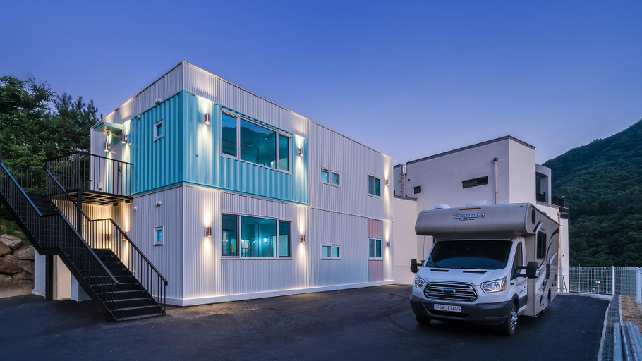 Exterior & Views