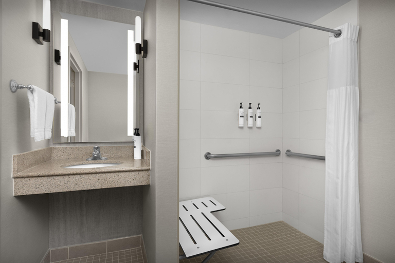 Bathroom 5, Hilton Garden Inn Macon / Mercer University, Bibb