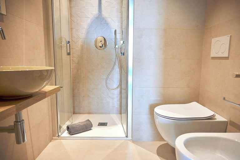 Bathroom 5, White Coast, Bari