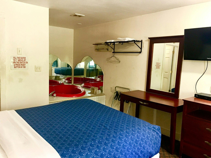 Bedroom 3, Passport Inn And Suites Middletown, Middlesex