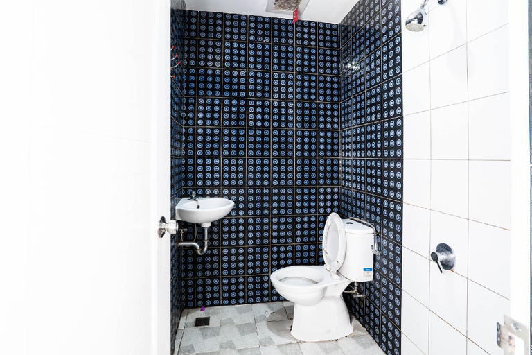 Bathroom, Sapadia Guest House Sindoro, Medan