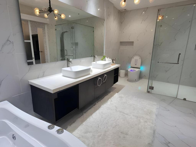 Bathroom 4, THE HOTEL SOPHIA INC, Cauayan City