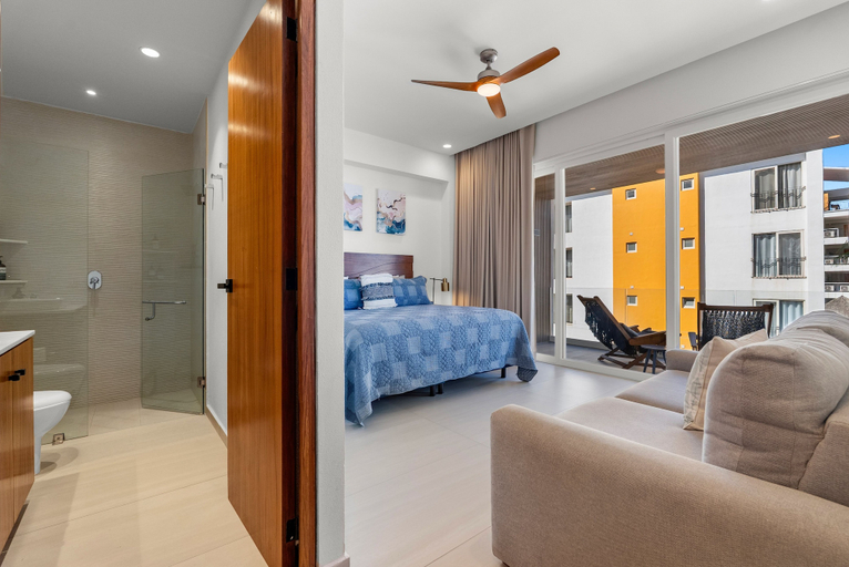 Others 4, Luxury 2BR Lock-off Rooftop Pool Golden Zone, Compostela