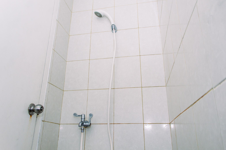 Bathroom 4, Comfort Stay Studio Room At Poris 88 Apartment, Tangerang
