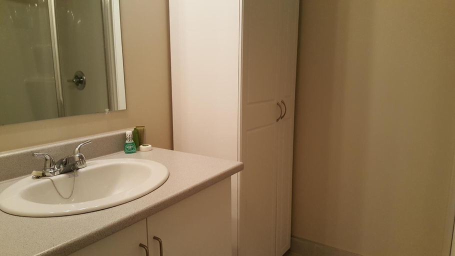 Bathroom 3, Duvernay Studios and Suites, Communauté-Urbaine-de-l'Outaouais