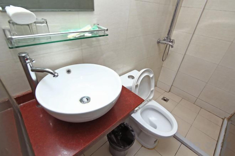 Bathroom 4, Jinghe Hostel, Shanghai