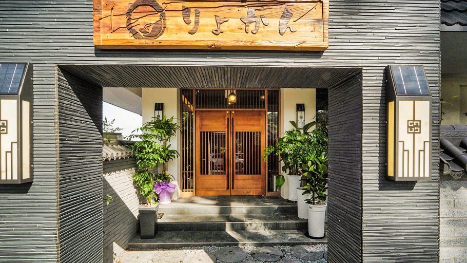 Exterior & Views