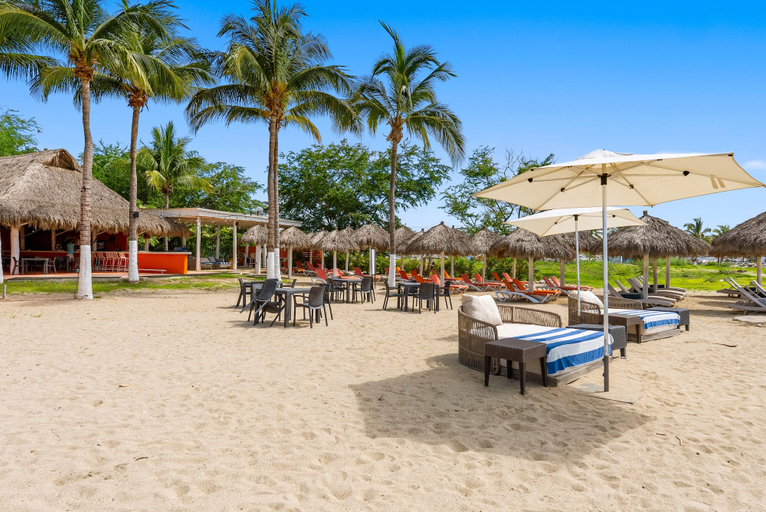 Others 3, 2BR Condo Near the Ocean With Pool, Gym, Wifi & Balcony, Compostela