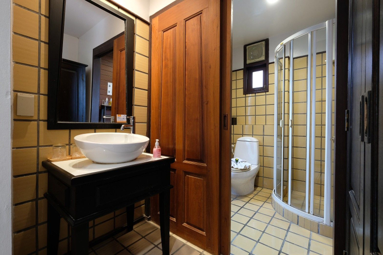 Bathroom 5, Baan Amphawa Resort & Spa, Amphawa