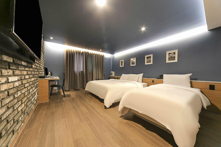 Others 3, Suwon Yeongtong Wol, Yongin