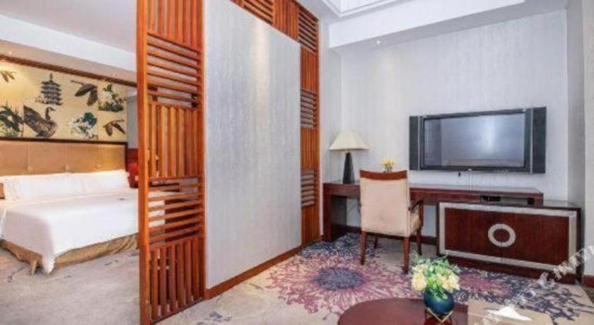 Bedroom 2, Guangdong Yinye Yanshan Hotel, Jiangmen