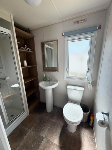 Others 2, Cabin Sleeps 8 With Hot Tub and Garden, Lincolnshire