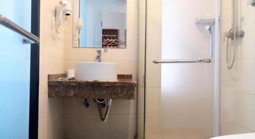 Bathroom 3, Pai Hotel Tangshan Gangyao Road Hebei Bridge, Tangshan