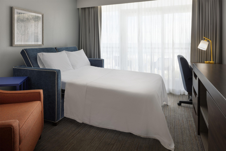 Bedroom 3, Hampton Inn & Suites Myrtle Beach/Oceanfront, Horry