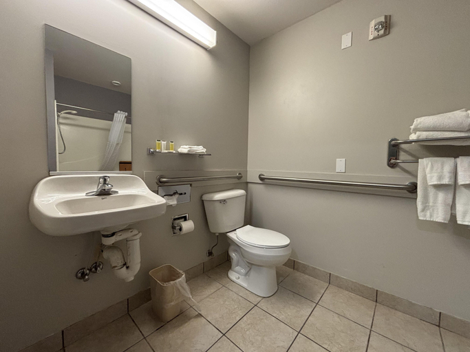Bathroom 5, Microtel Inn & Suites by Wyndham Quincy Downtown/River Area, Adams