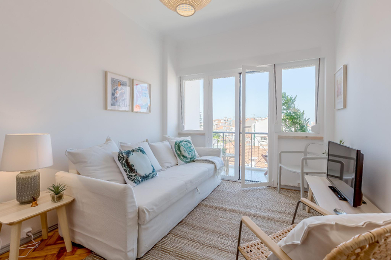 Others 3, Renovated Sunny Apartment with Balcony, By TimeCooler, Lisbon