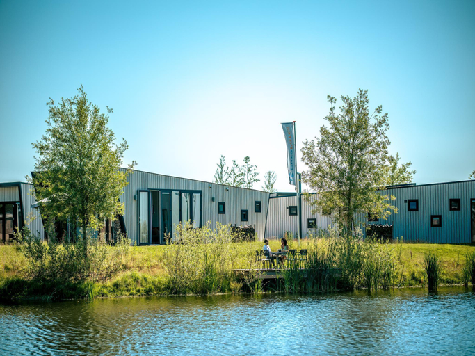 Others 5, Nature-Filled Chalet with Terrace for 6, Dronten