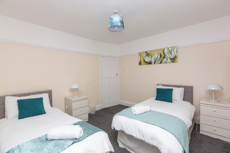 Others 2, Superior three bedroom house with sea view, Swansea
