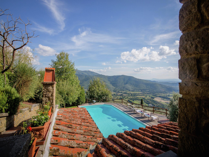 Others 2, Villa in Tuscany with Pool and Valley Views, Arezzo