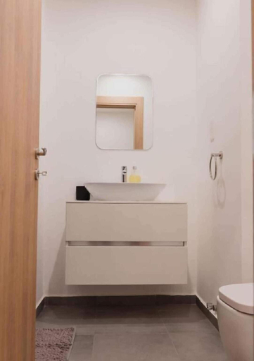 Bathroom, Bilans Apartments, Accra