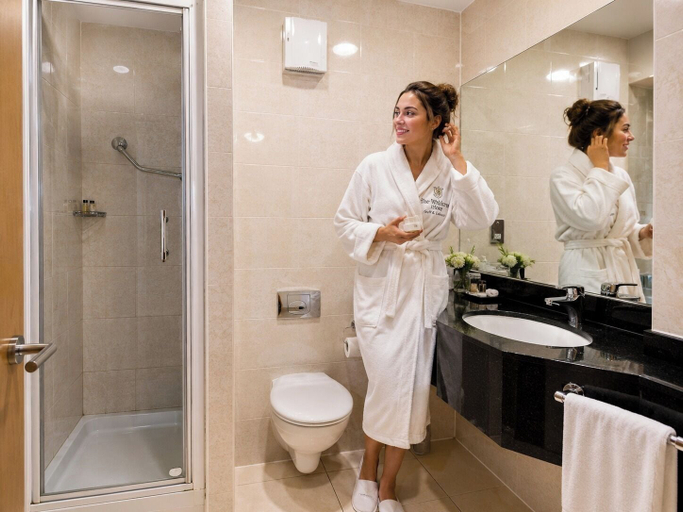 Bathroom 5, The Wiltshire Hotel, Golf and Leisure Resort, Wiltshire