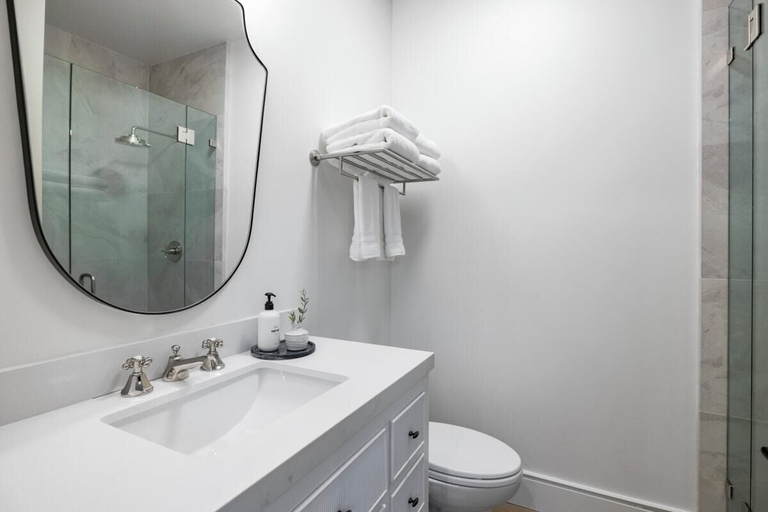 Bathroom 3, Casa Jardin, a ZenStay Hotel, Santa Barbara