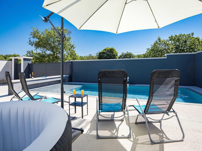Others 2, Villa in Gajana with heated pool, Vodnjan