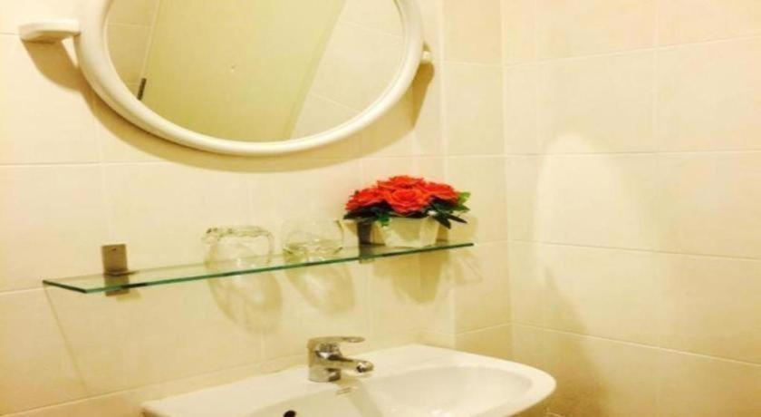 Bathroom, RungRoj Panich Hotel, Muang Chon Buri