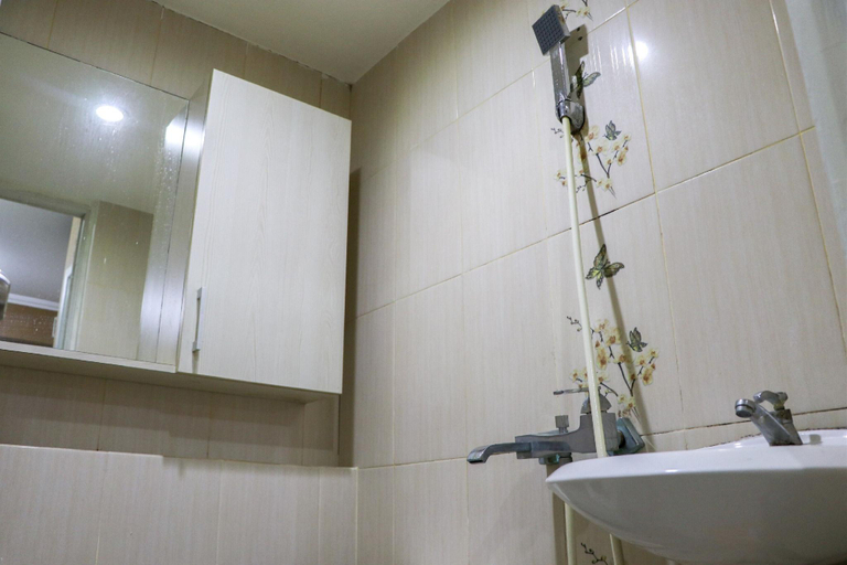 Bathroom 3, Fancy And Nice 2Br Apartment At Green Pramuka City, Central Jakarta