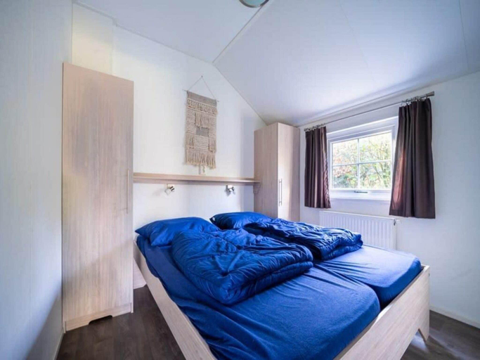 Bedroom 2, Comfortable chalet near Park De Veluwe, Ede