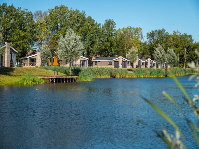 Others 4, Nature-Filled Chalet with Terrace for 6, Dronten