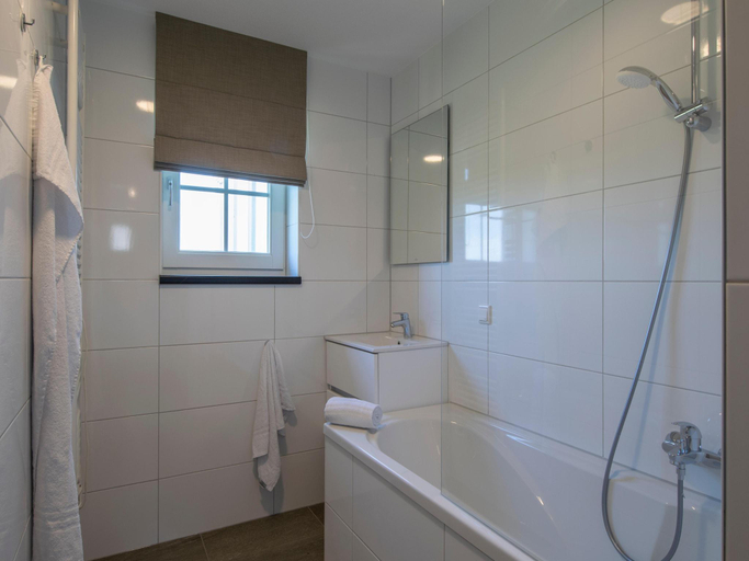 Bathroom, Thatched villa surrounded by nature, Someren