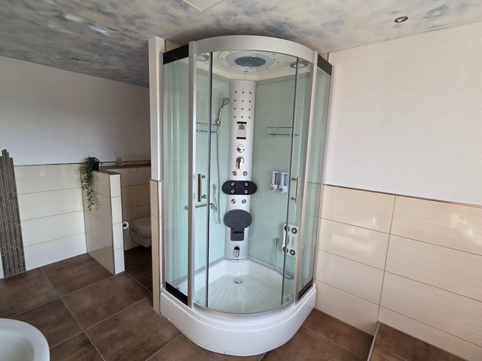 Bathroom 3, Ski- und Wanderurlaub im Wald Ferienhaus Adlerblick, Hildburghausen