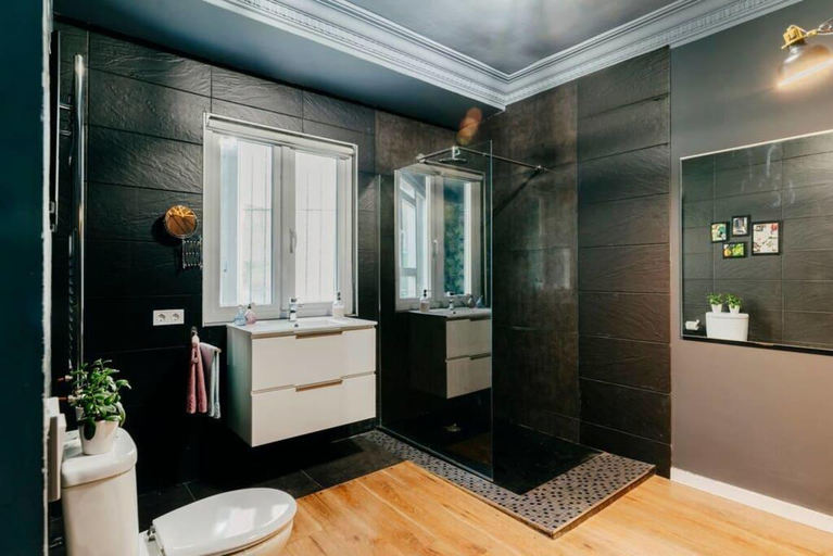 Bathroom 3, Elegancia y Calma by Wehomes, Cantabria