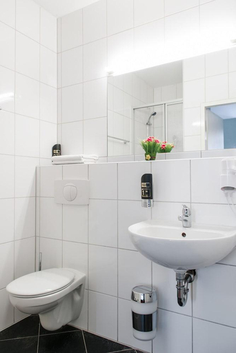 Bathroom 3, Mikon Eastgate Hotel, Berlin