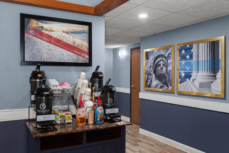 Food & Drinks 5, AmericInn by Wyndham Austin, Mower