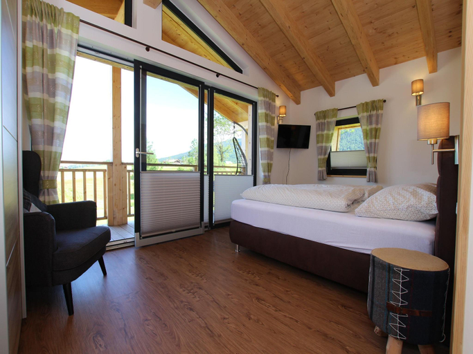 Bedroom 2, Chalet Gamsknogel mit privatem Pool und Whirlpool, Traunstein