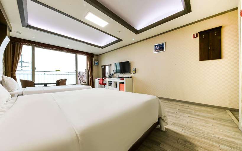 Bedroom 4, Taean Anmyeon Lux Pensiontel, Taean