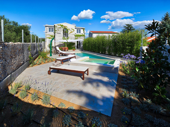 Others 4, Charming Villa with Pool, Bilice
