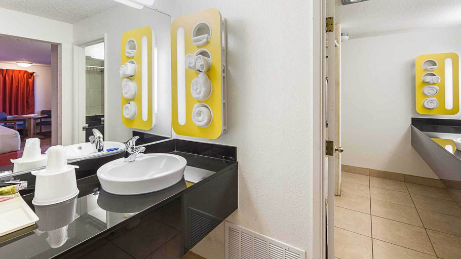 Bathroom 4, Motel 6 Gold Beach, OR, Curry