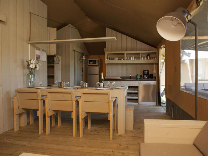 Others 5, Striking Tent Lodge with Porch near Veluwe, Barneveld