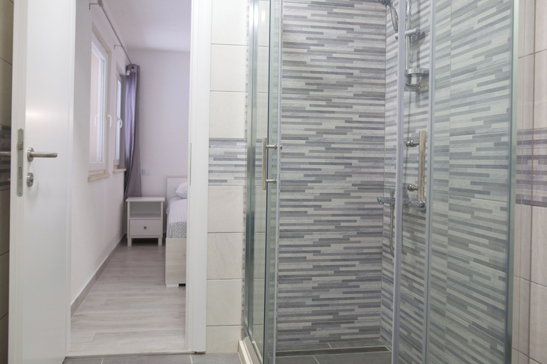 Bathroom 3, Serious Job Apartment, Dubrovnik