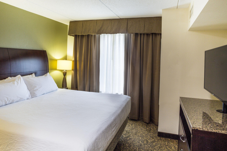 Bedroom 3, Hilton Garden Inn Hampton Coliseum Central, Hampton