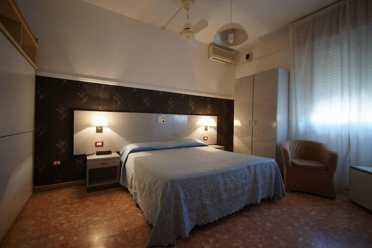 Bedroom 2, Hotel Liberty, Lucca