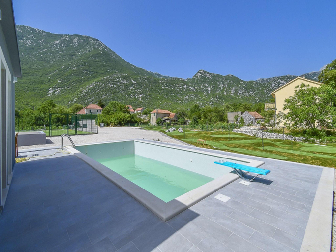Others 3, Villa in Zupa With Infinity Pool & Biokovo Views, Zagvozd