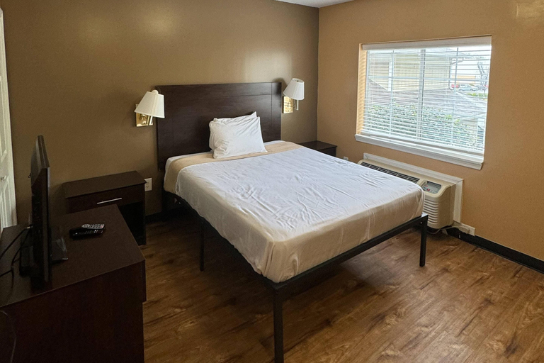 Bedroom 3, Suburban Studios Near UNC Charlotte, Mecklenburg